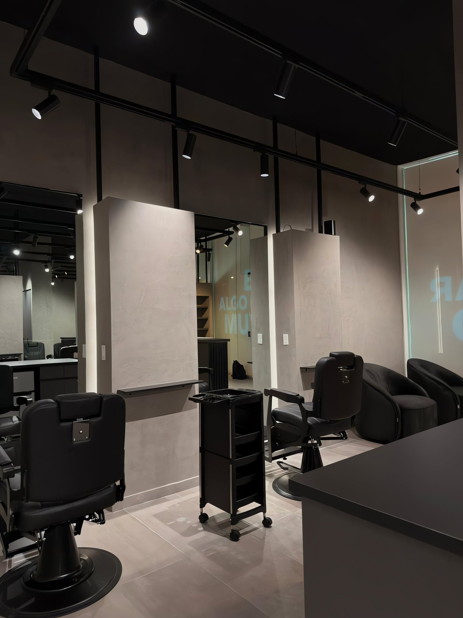 Estación de barbería con espejo e iluminación cálida