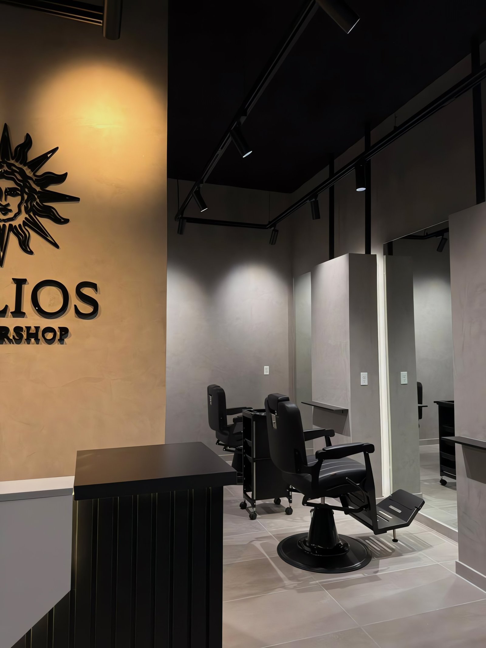 Vista general del interior de Helios Barber Studio